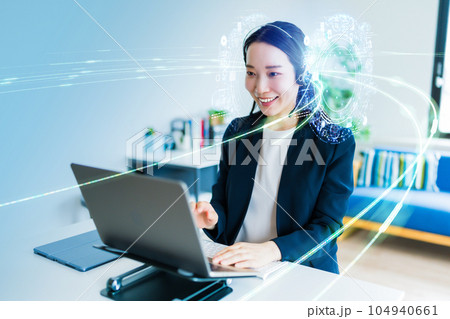 在宅ワーク中の女性 104940661