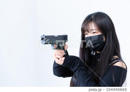 モデルガンを構える女性 104940668