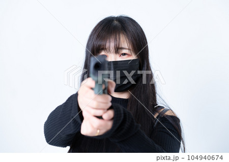 モデルガンを構える女性 104940674