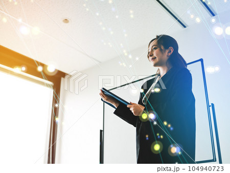 教えている女性 プレゼンテーション 教えている女性 プレゼンテーション 104940723