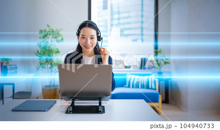 在宅ワーク中の女性 104940733