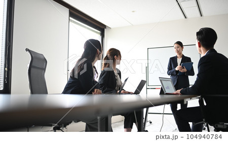 会議中のビジネスパーソン 会議中のビジネスパーソン 104940784