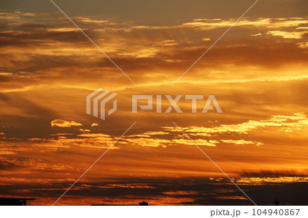 劇的に朝焼けする雲・冬・221210am 104940867