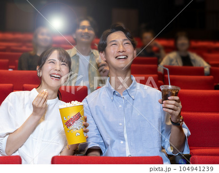 笑顔で映画を見るカップル 104941239