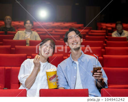 笑顔で映画を見るカップル 104941242