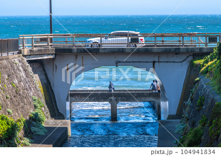 日本の鎌倉都市景観　江ノ島電鉄七里ヶ浜駅の脇を流れる行合川。隠れた人気スポットでもある 104941834