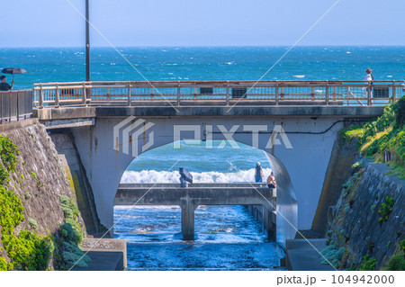 日本の鎌倉都市景観　江ノ島電鉄七里ヶ浜駅の脇を流れる行合川。隠れた人気スポットでもある 104942000