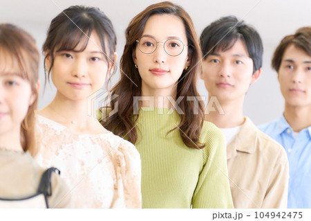 立ち並び前を見る若い女性や男性 立ち並び前を見る若い女性や男性 104942475