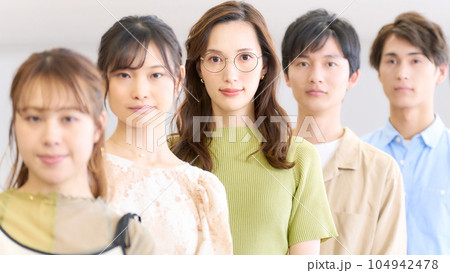 並んで立ち前を見る若者たち 並んで立ち前を見る若者たち 104942478
