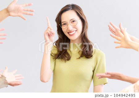称賛を受けて得意げな表情を見せる若い女性 称賛を受けて得意げな表情を見せる若い女性 104942495