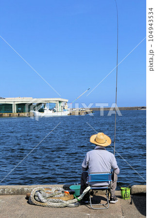 茨木県の那珂湊漁港で天気の良い青空の日に一人釣り 茨木県の那珂湊漁港で天気の良い青空の日に一人釣り 104943534