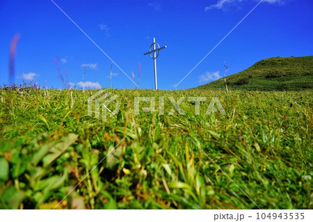 千軒平の草原と十字架モニュメント 千軒平の草原と十字架モニュメント 104943535