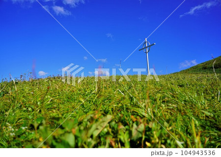 千軒平の草原と十字架モニュメント 104943536