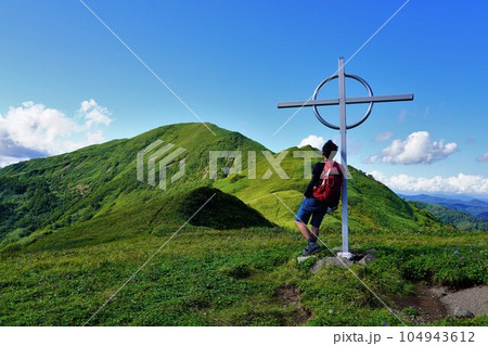 千軒平から大千軒岳を眺める登山者 千軒平から大千軒岳を眺める登山者 104943612