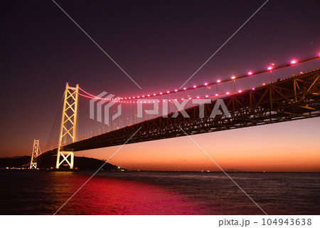ライトアップされた明石海峡大橋 104943638