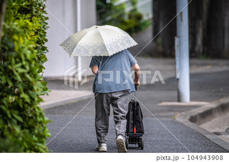 日本の横浜都市景観 太陽の日差しもなく、曇天だが雨が降る気配はないが…高齢化社会…＝横浜市内で 104943908