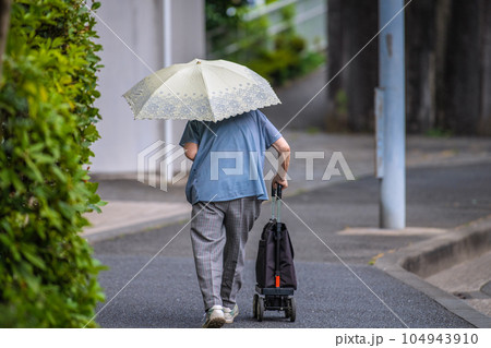 日本の横浜都市景観 太陽の日差しもなく、曇天だが雨が降る気配はないが…高齢化社会…=横浜市内で 日本の横浜都市景観 太陽の日差しもなく、曇天だが雨が降る気配はないが…高齢化社会…=横浜市内で 104943910