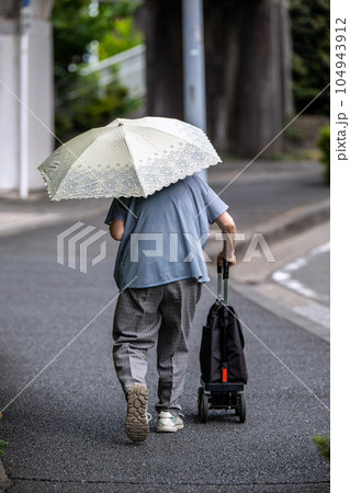 日本の横浜都市景観 太陽の日差しもなく、曇天だが雨が降る気配はないが…高齢化社会…＝横浜市内で 104943912