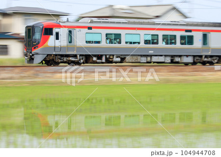 田んぼのそばを走る2600系気動車(JR四国) 田んぼのそばを走る2600系気動車(JR四国) 104944708