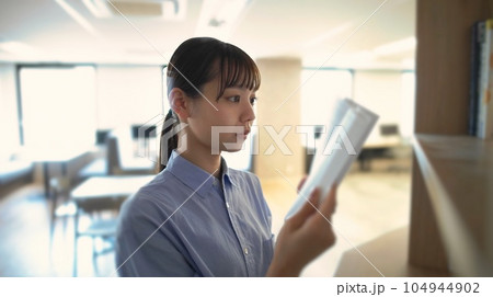 本を読む人物 本を読む人物 104944902