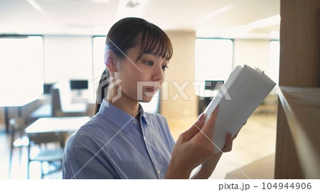 本を読む人物 本を読む人物 104944906