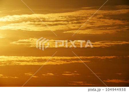 金色に朝焼けする雲・冬・221210am 金色に朝焼けする雲・冬・221210am 104944938