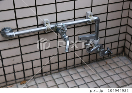 【夏のイメージ】プールサイドの水道 104944982