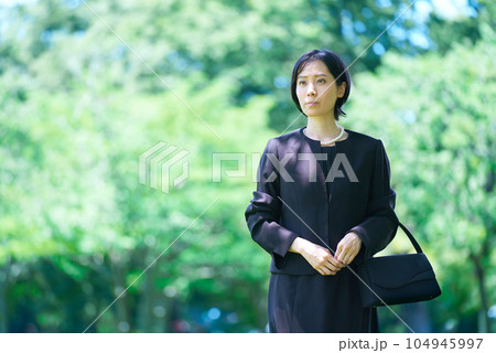 喪服姿で緑地に立つ女性 喪服姿で緑地に立つ女性 104945997