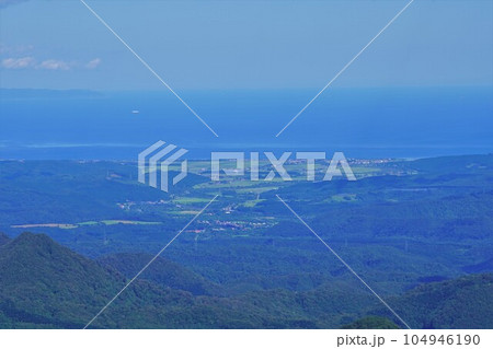 大千軒岳山頂からの知内町と海 大千軒岳山頂からの知内町と海 104946190