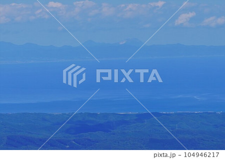 大千軒岳山頂からの恵山と海向山 大千軒岳山頂からの恵山と海向山 104946217