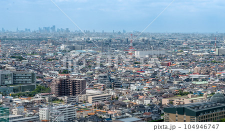 埼玉県草加市の市街地　東京都心のビル群を望む　ドローン　空撮 104946747