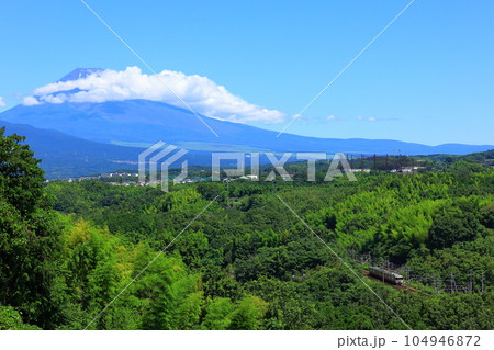 富士山を背に山道を行く東海道本線 富士山を背に山道を行く東海道本線 104946872