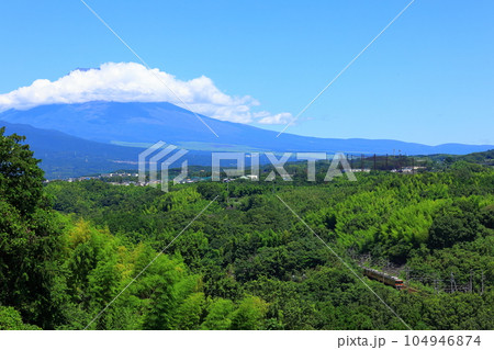 富士山を背に山道を行く東海道本線 富士山を背に山道を行く東海道本線 104946874