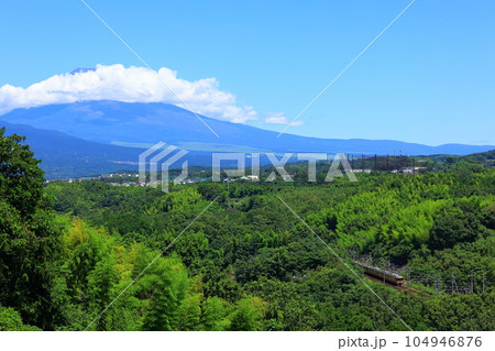 富士山を背に山道を行く東海道本線 富士山を背に山道を行く東海道本線 104946876