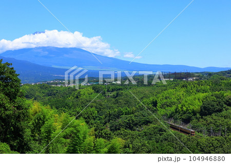 富士山を背に山道を行く東海道本線 富士山を背に山道を行く東海道本線 104946880
