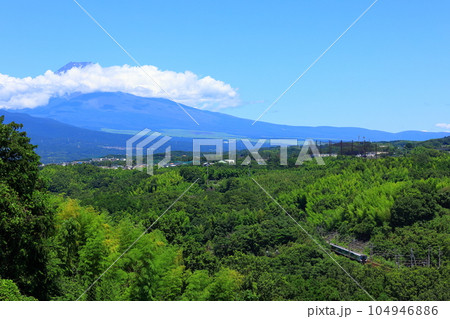 富士山を背に山道を行く東海道本線 富士山を背に山道を行く東海道本線 104946886