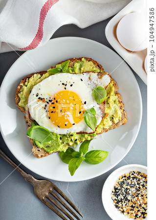 Avocado toast with fried egg 104947586