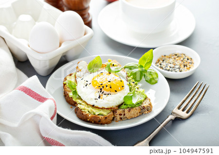 Avocado toast with fried egg 104947591
