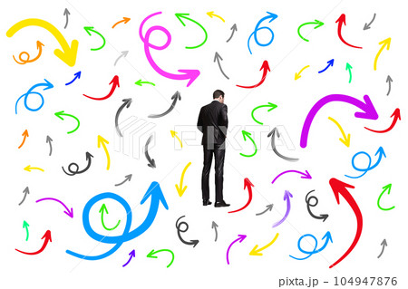 ランダムな矢印の中に立った悩んだビジネスマン 104947876