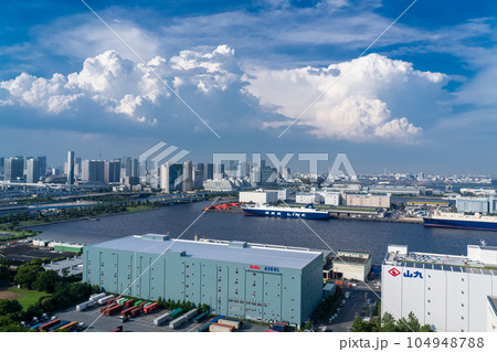 《東京都》真夏の東京都市風景・上空の入道雲 104948788