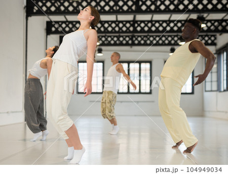 Group of young people learning modern dance movements 104949034