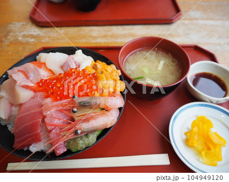 美味しい海鮮丼 104949120