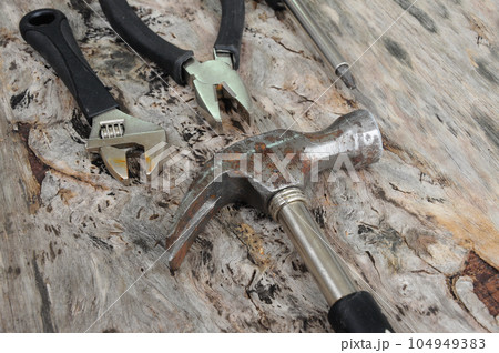 Hammer on wood grain background Hammer on wood grain background 104949383