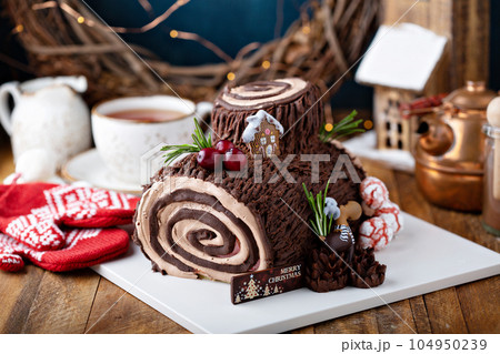 Christmas log cake 104950239