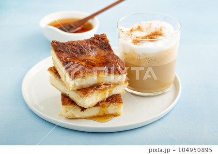 Honey cheesecake bars 104950895