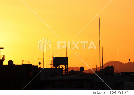 夕焼け建造物シルエット 104951073