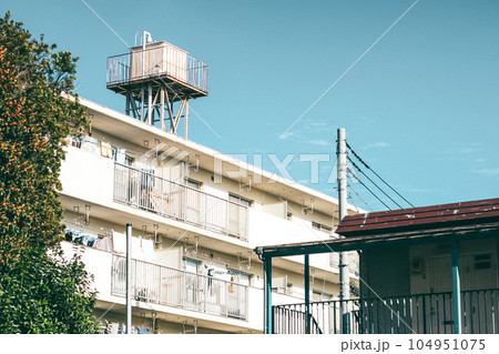 団地と貯水槽 104951075