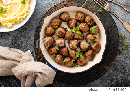 Swedish meatballs in a cast iron pan 104951493
