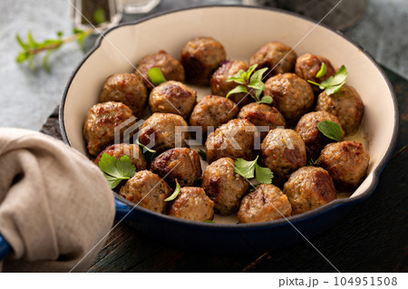 Swedish meatballs in a cast iron pan 104951508
