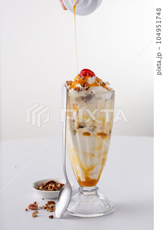 Caramel pecan ice cream sundae Caramel pecan ice cream sundae 104951748